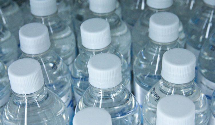 Es bueno o es malo tomar agua en botellas de plástico