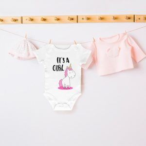 Personaliza prendas pequeñas para anunciar el sexo del bebé